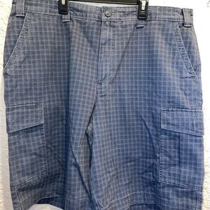 Izod Men's Gray Plaid Cargo Shorts